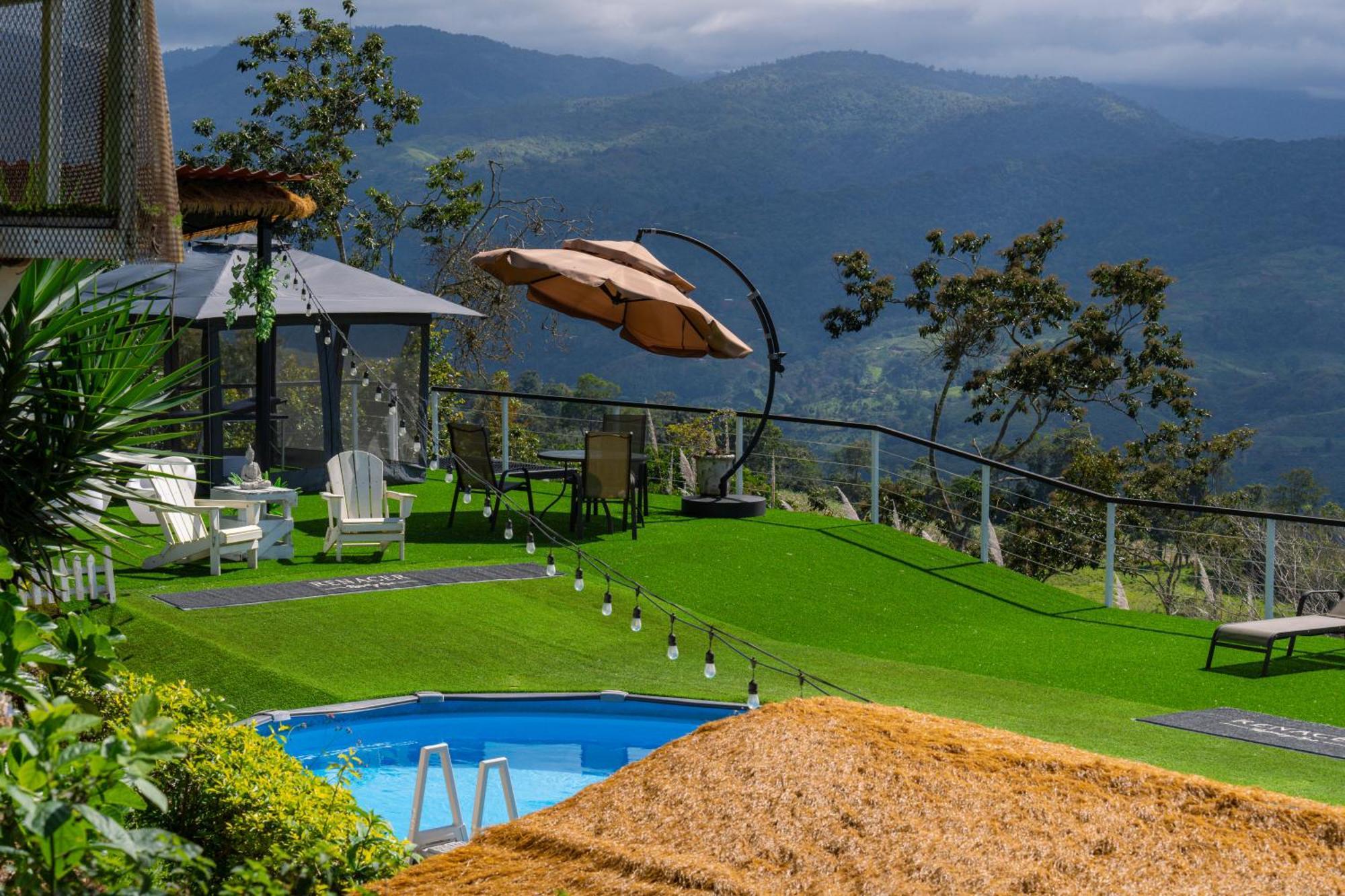 Glamping Renacer Vistas Turrialba, Paris Capsule hotel Turrialba