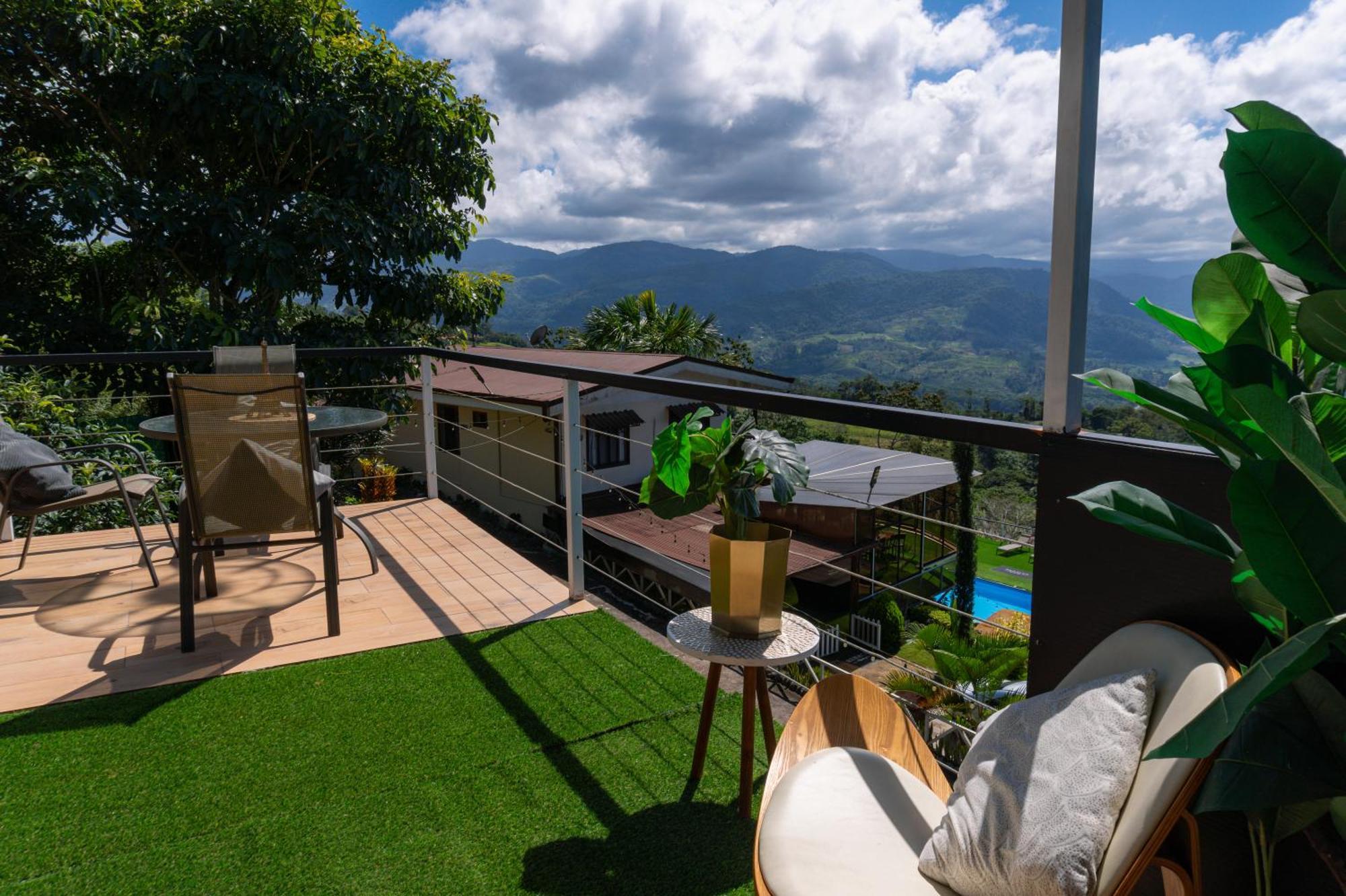 Glamping Renacer Vistas Turrialba, Paris Capsule hotel Turrialba