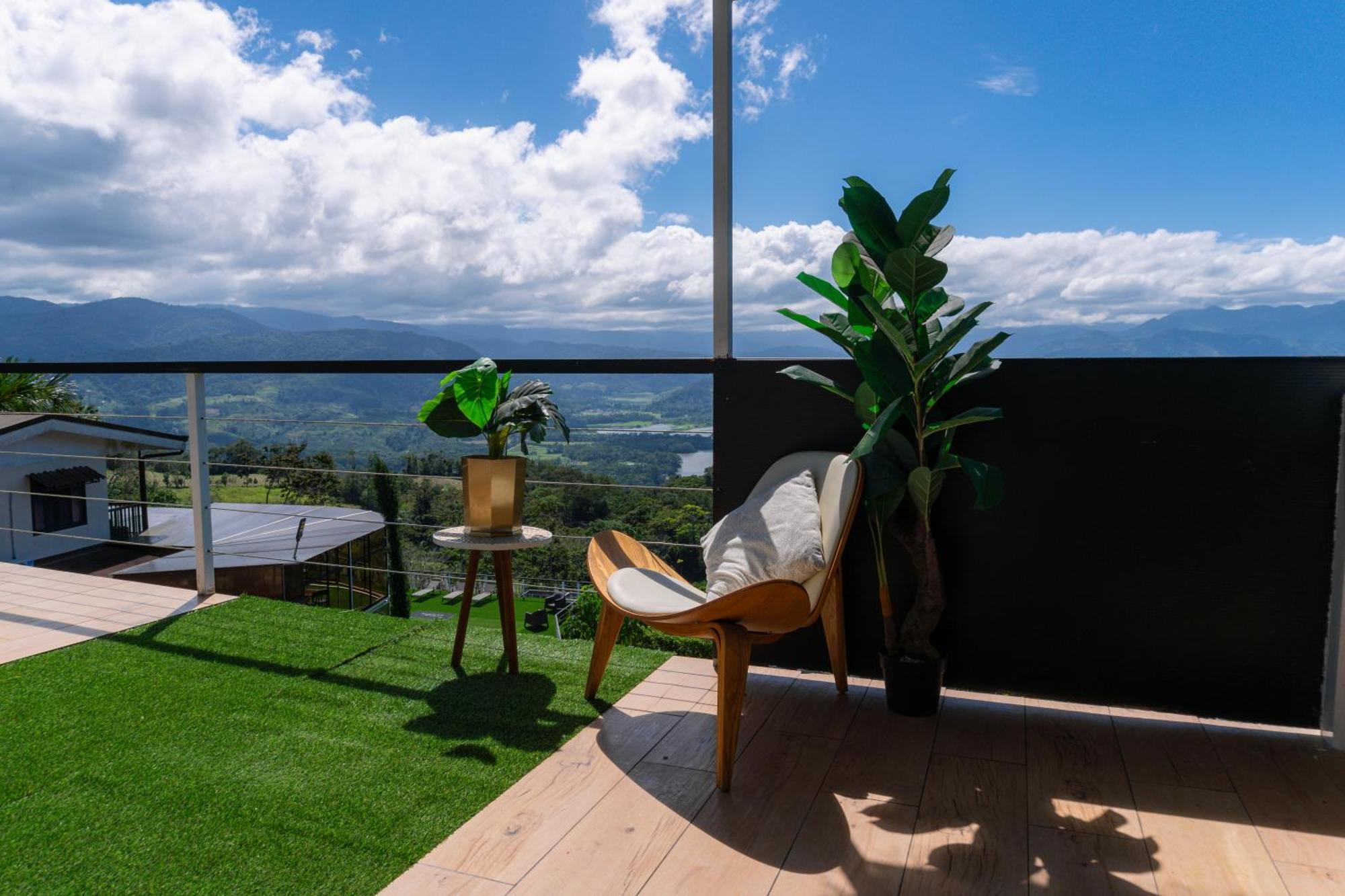 Glamping Renacer Vistas Turrialba, Paris Capsule hotel Turrialba