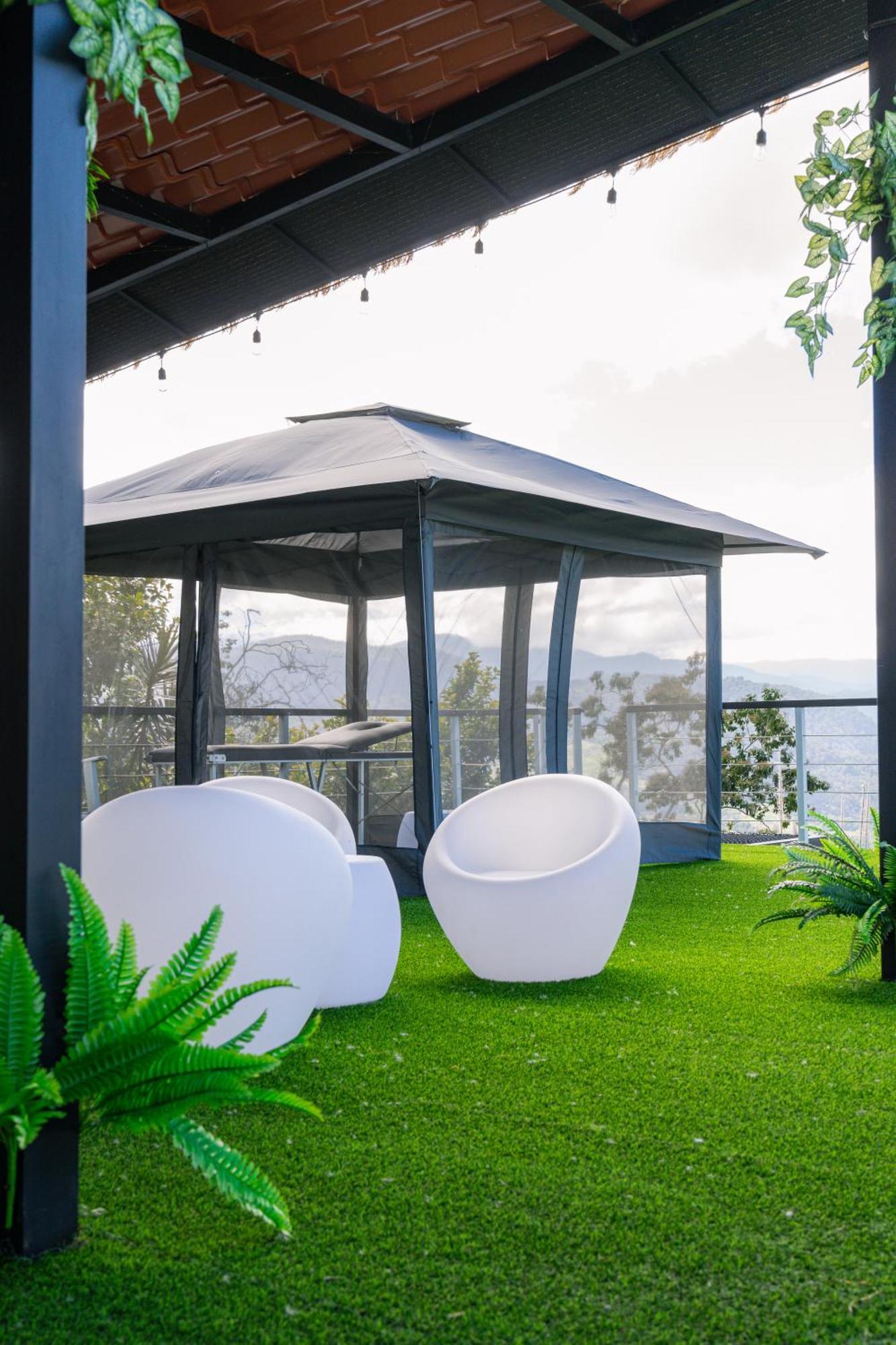 Glamping Renacer Vistas Turrialba, Paris Capsule hotel