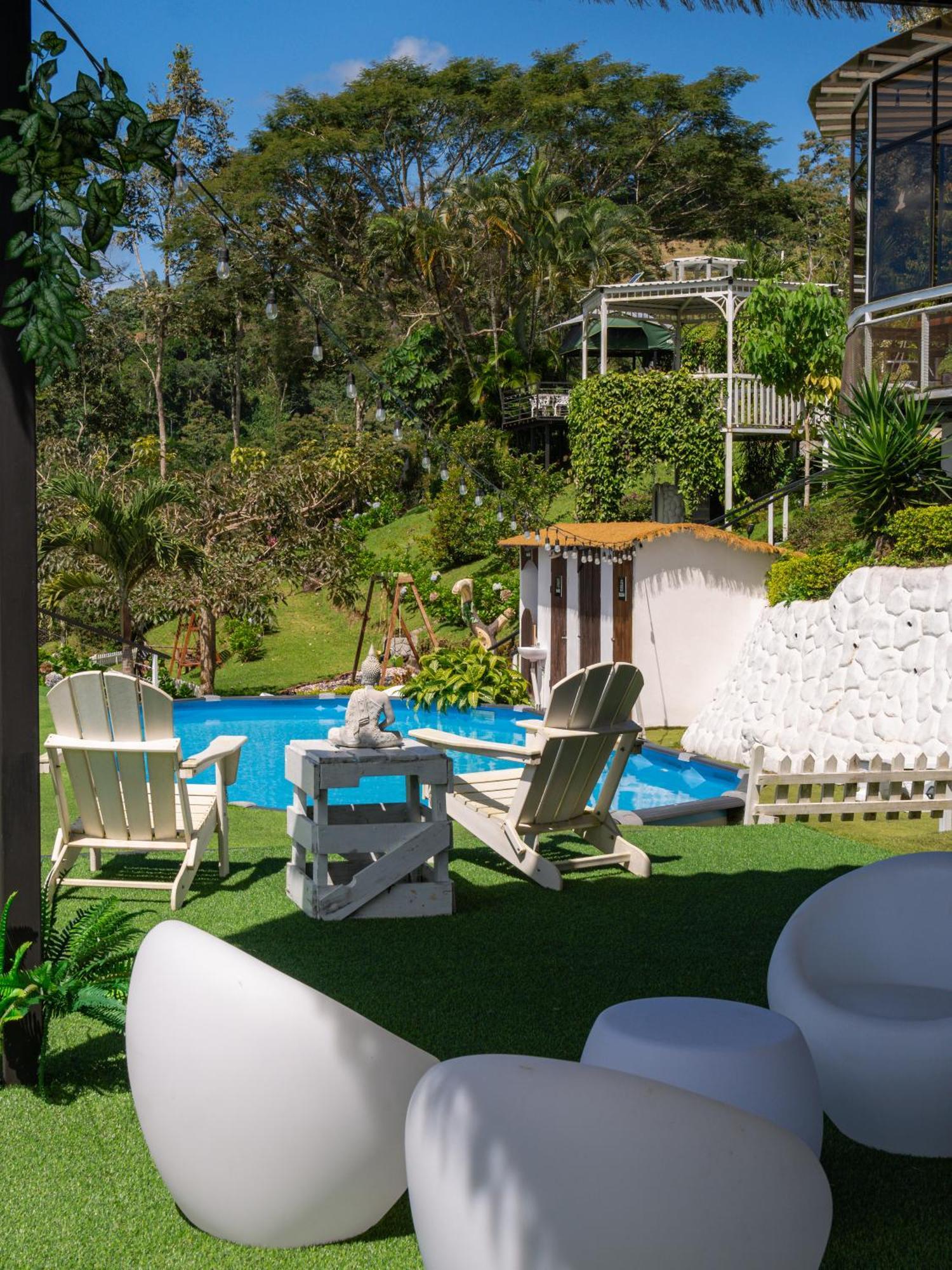 Capsule hotel Glamping Renacer Vistas Turrialba, Paris Turrialba