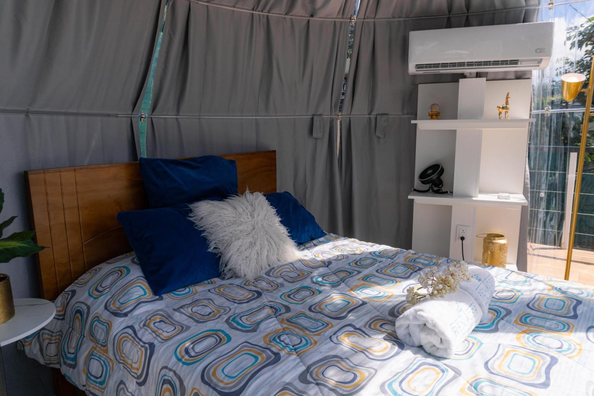 Glamping Renacer Vistas Turrialba, Paris Capsule hotel *