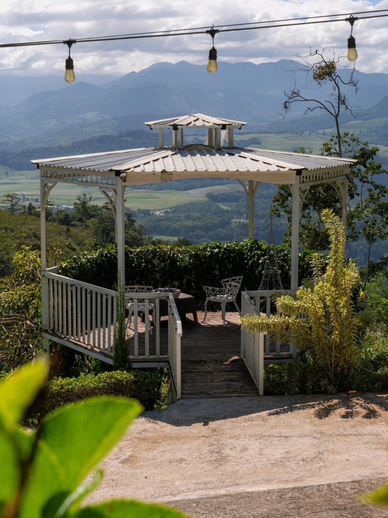 Capsule hotel Glamping Renacer Vistas Turrialba, Paris Turrialba