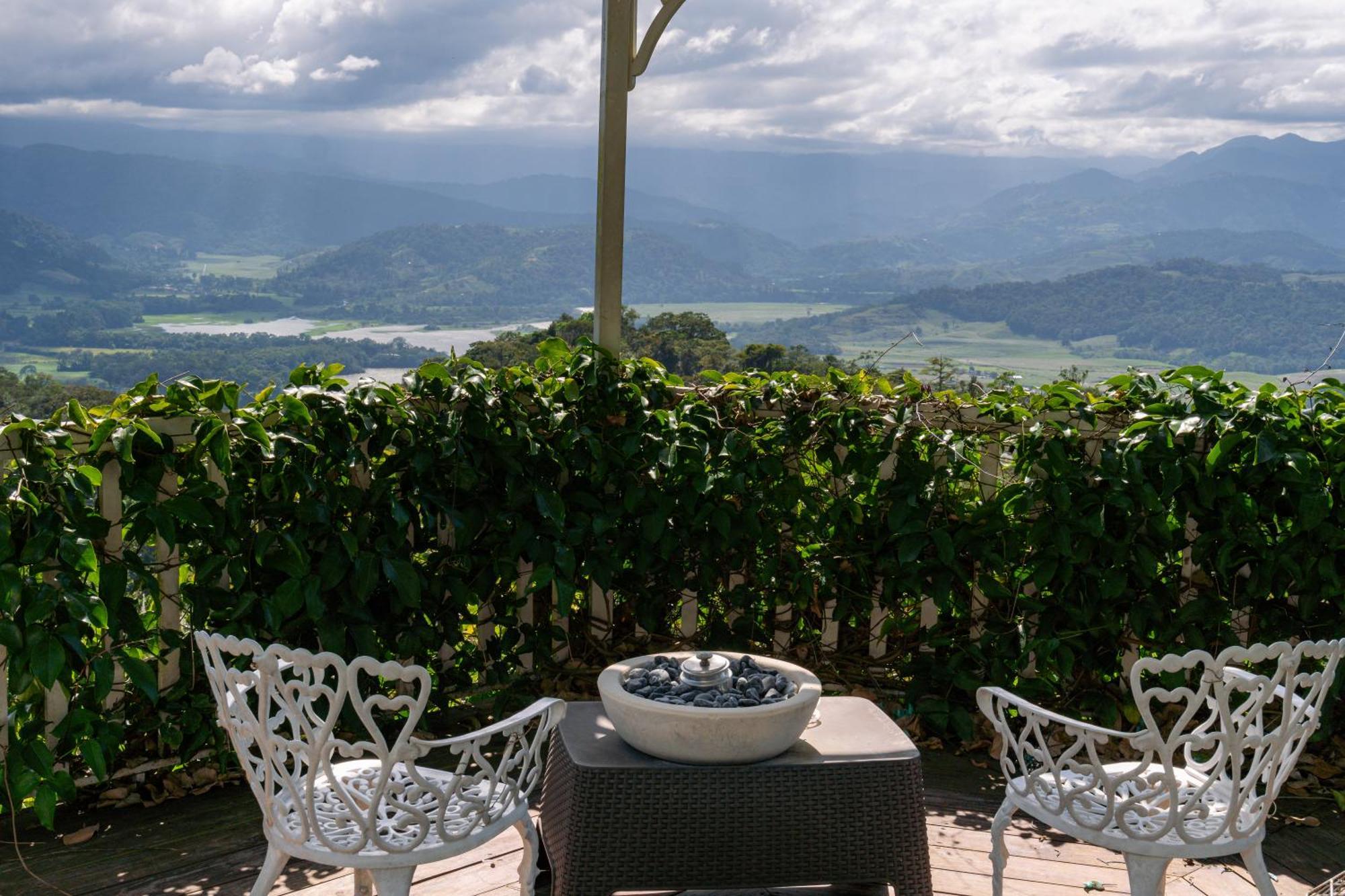 Glamping Renacer Vistas Turrialba, Paris Capsule hotel Turrialba