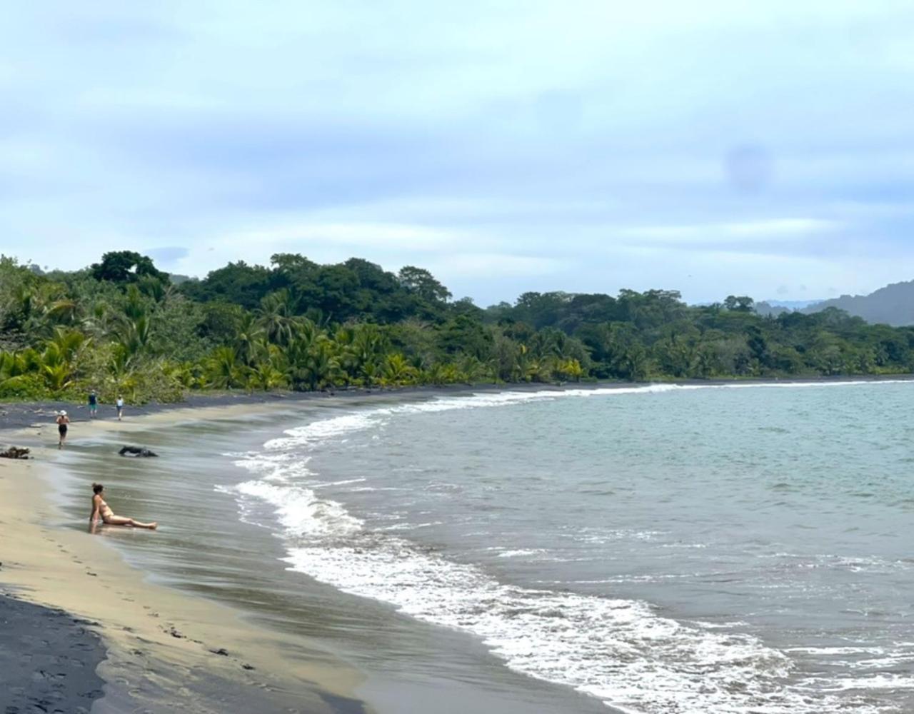La Casita Cozy Beachfront With Shared Pool Access