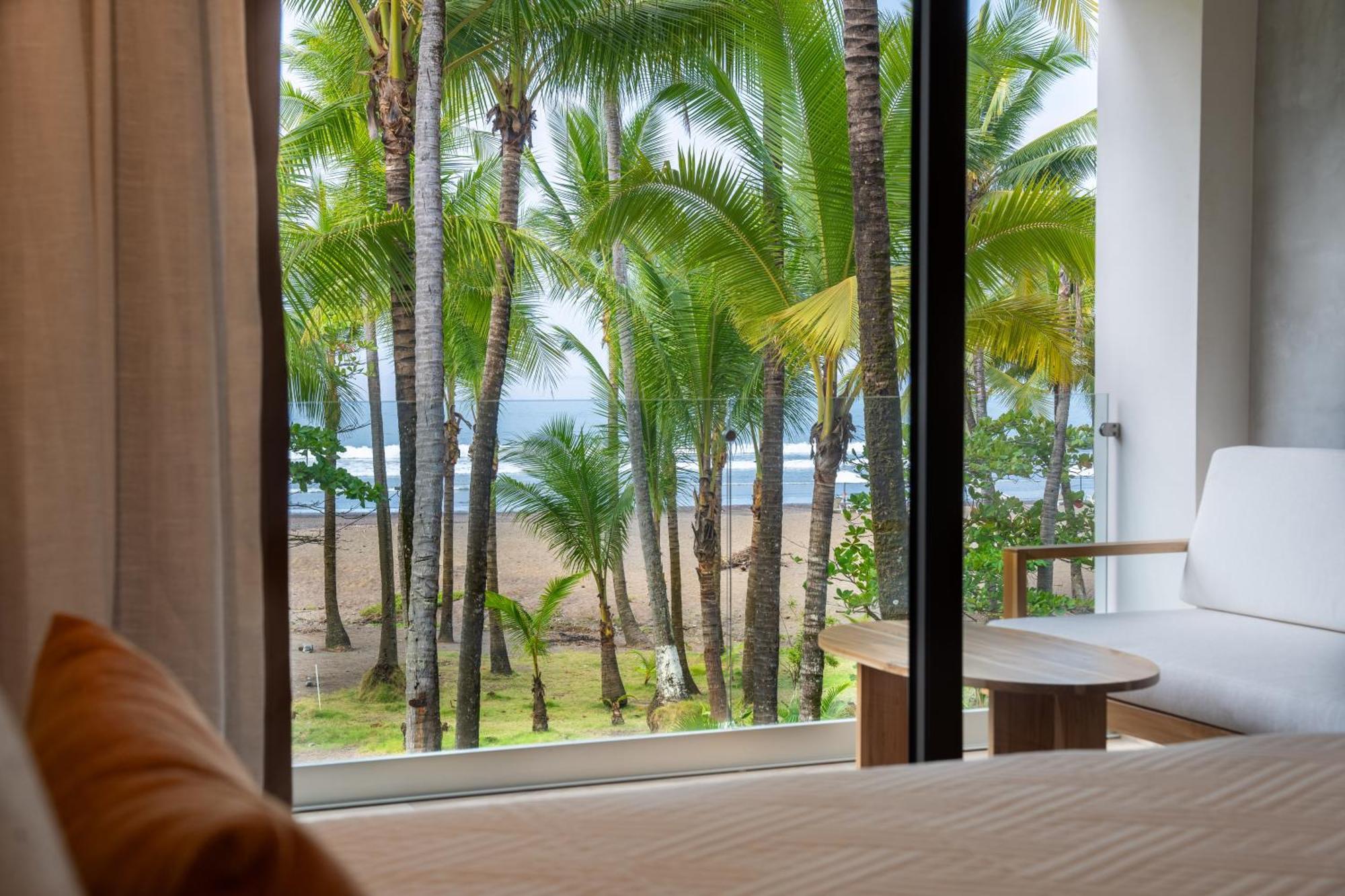 Lia Beachfront Hotel *