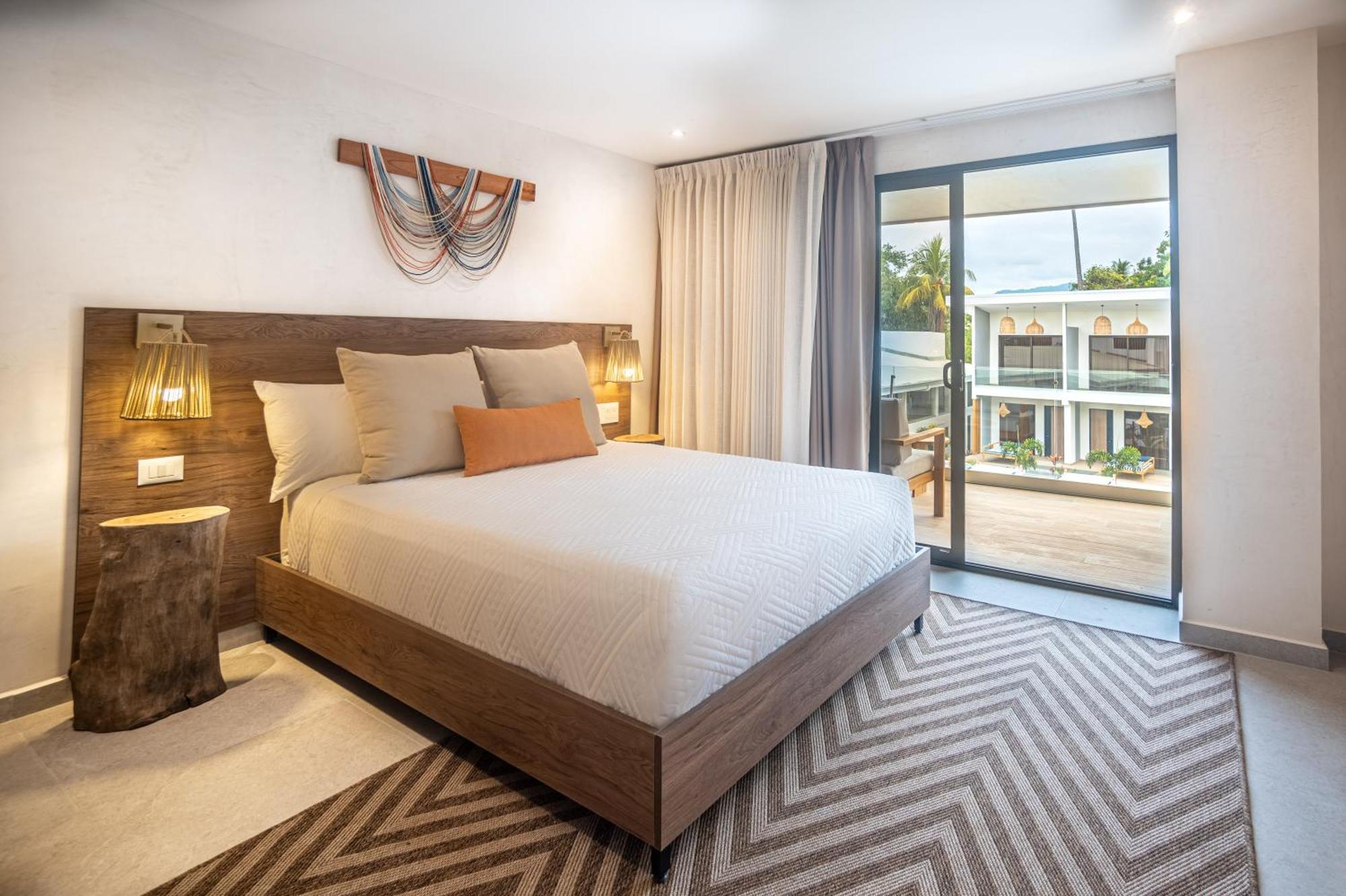 Lia Beachfront Hotel *