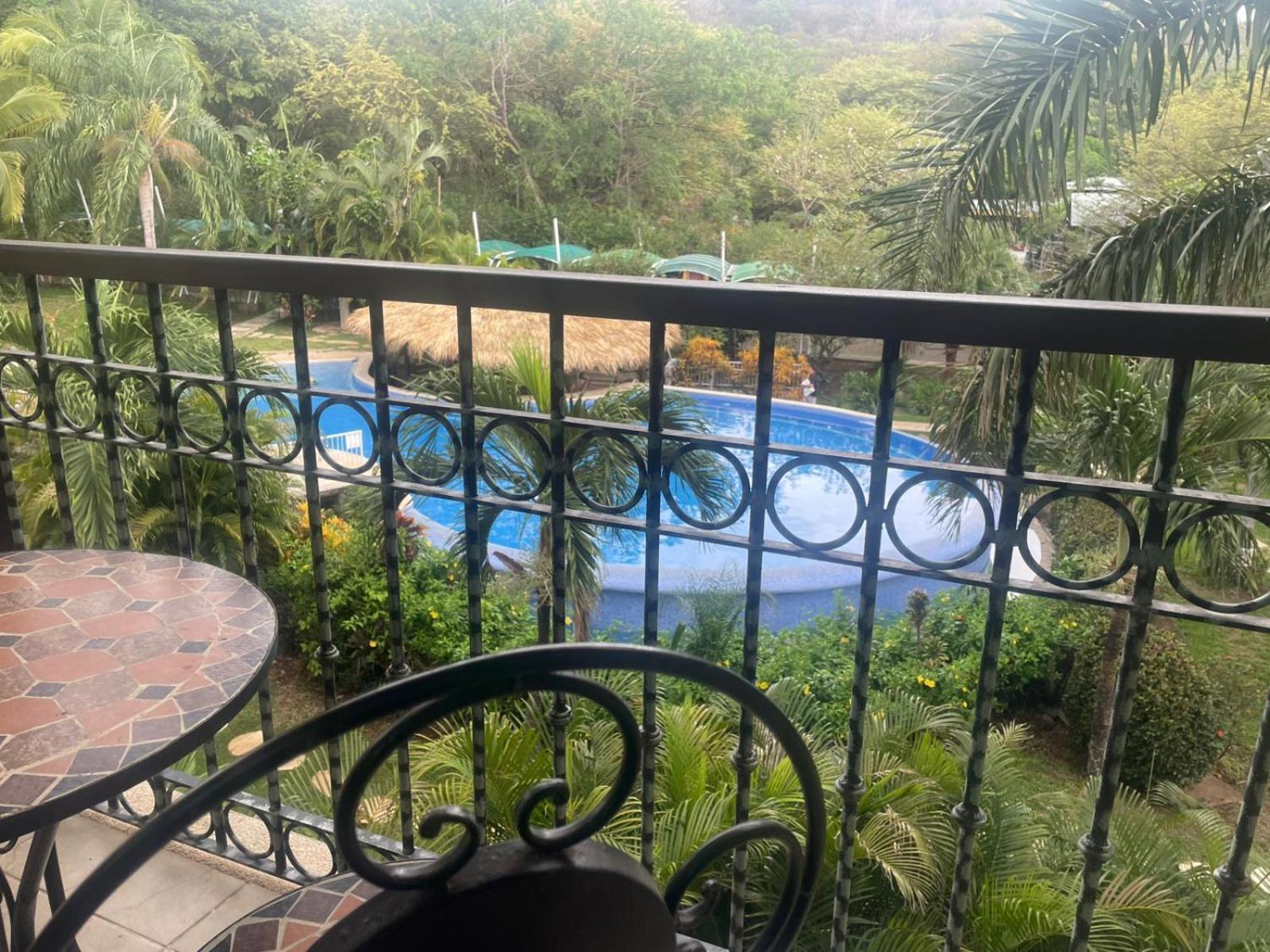 The Oaks Pool Front Fast Wifi Apartment *