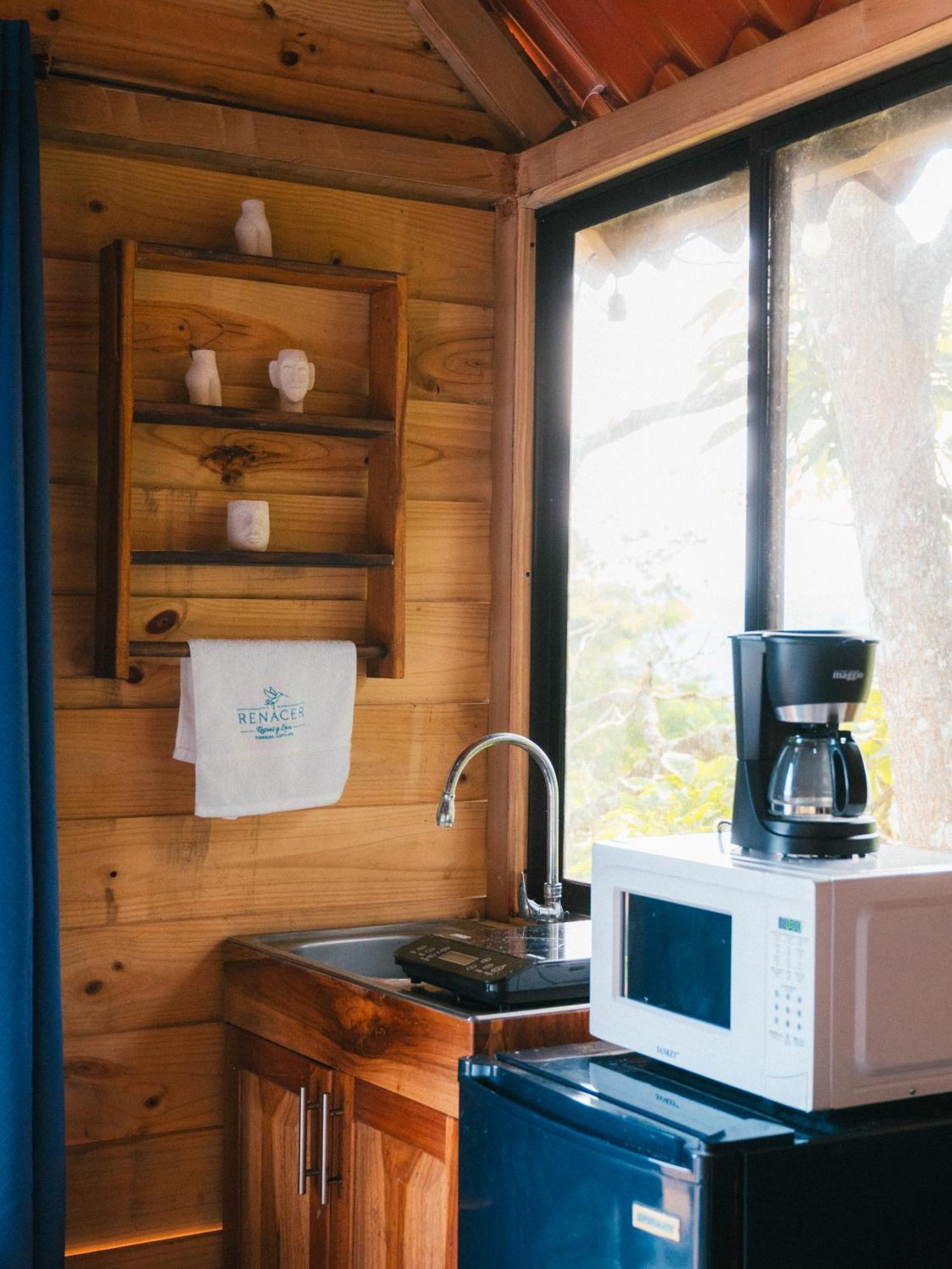 Capsule hotel Glamping Renacer Vistas Turrialba, Paris Turrialba