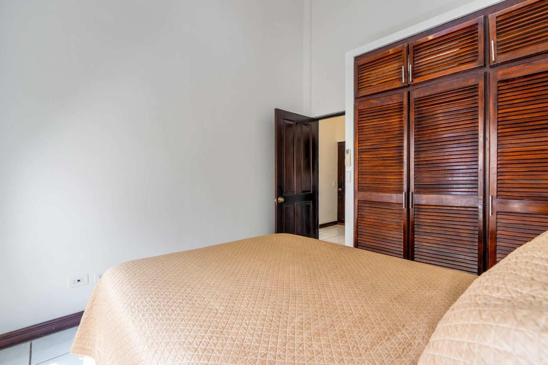 Birds-eye Ocean View In Nicely Priced Top-floor Unit In Flamingo