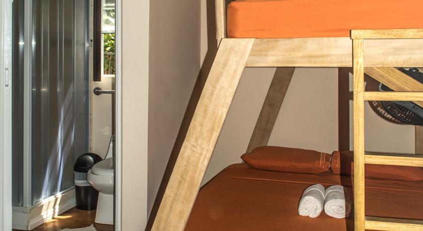 Dos Monos Hostel