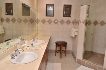 Luxury Terrace, Access - M10