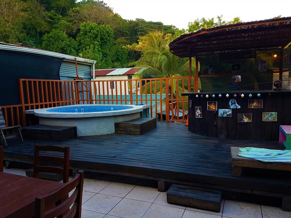 Slow Monkey Guest house *