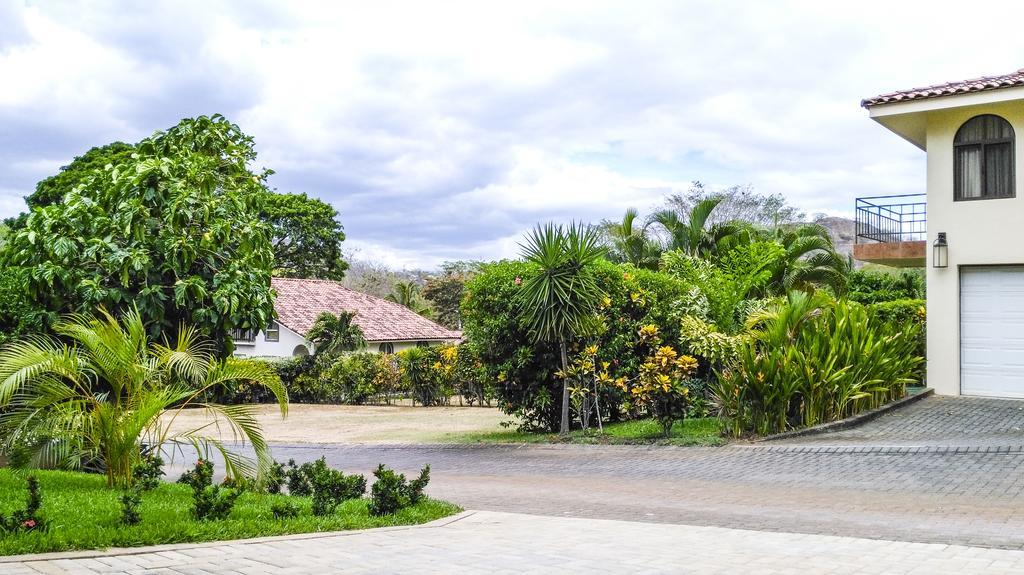 In Hermosa's Gardens * Playa Hermosa (Guanacaste)