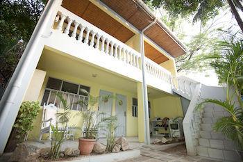 Hostel Blue Trailz & Surf Camp *