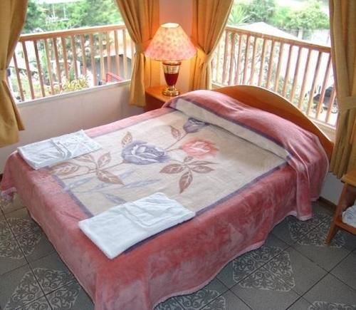 Bed & Breakfast Cabinas Eddy 2*
