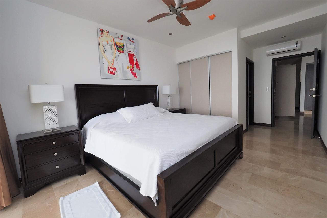 Breakwater Beachfront 603 Apartment