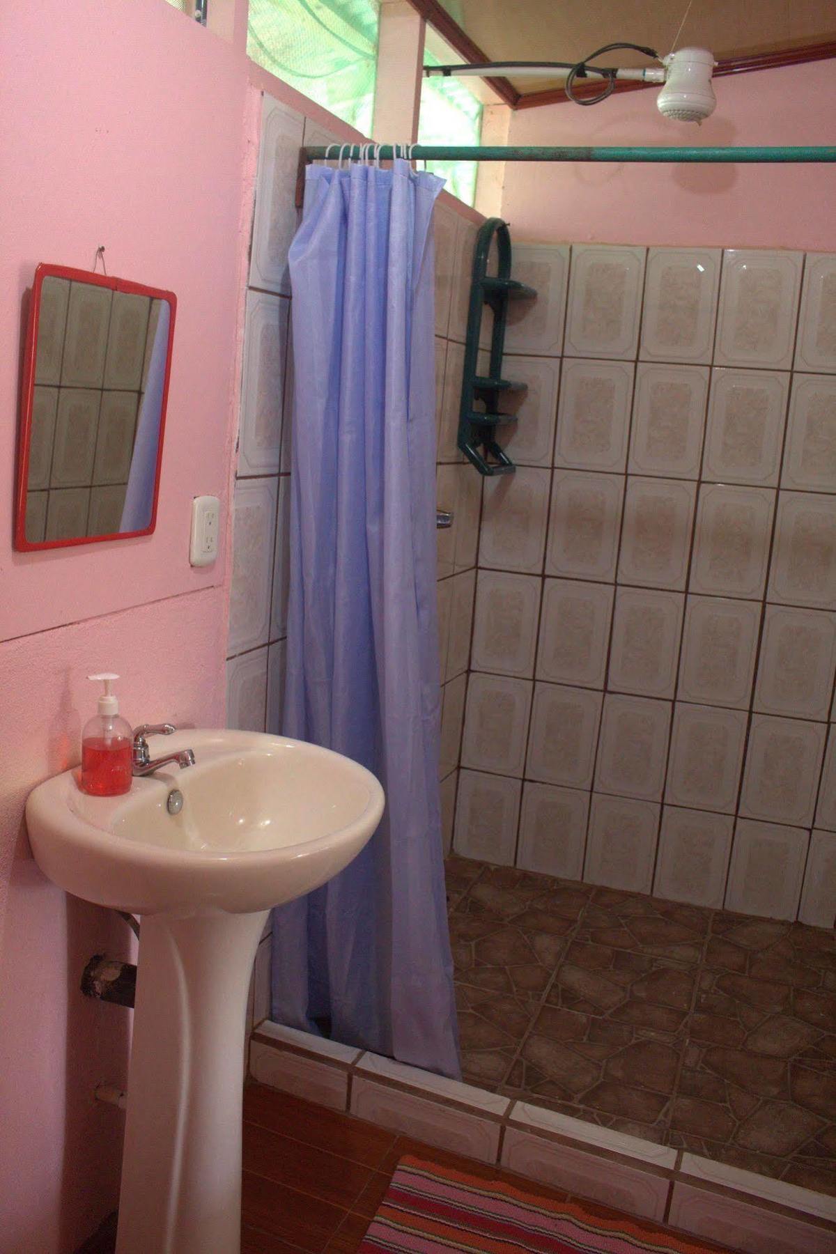 Hotel Cabinas Casa Miriam 2*