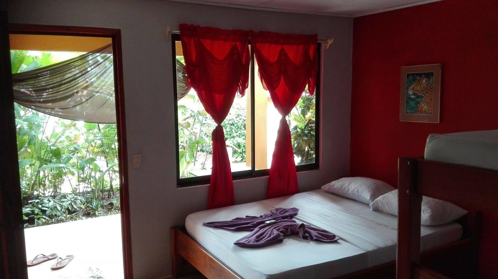Cabinas Pura Vida Tour Operator 2* Drake Bay