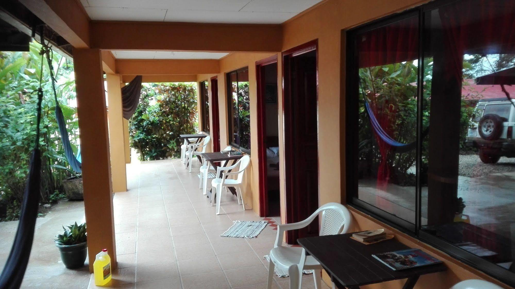 Hotel Cabinas Pura Vida Tour Operator 2*