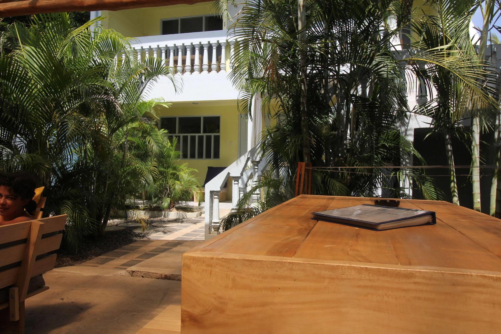 Hostel Blue Trailz & Surf Camp *
