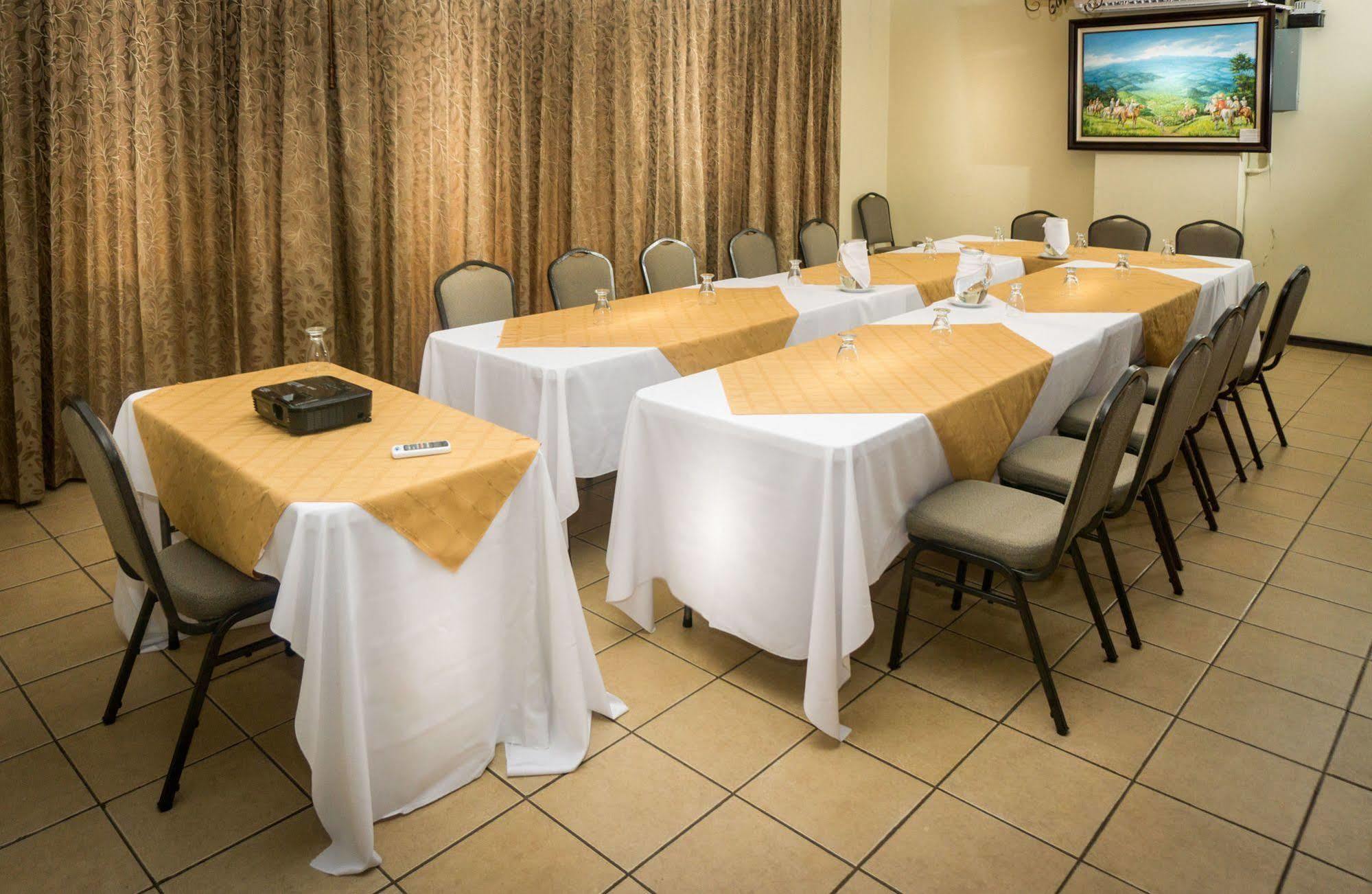 Y Restaurante El Guarco 3*