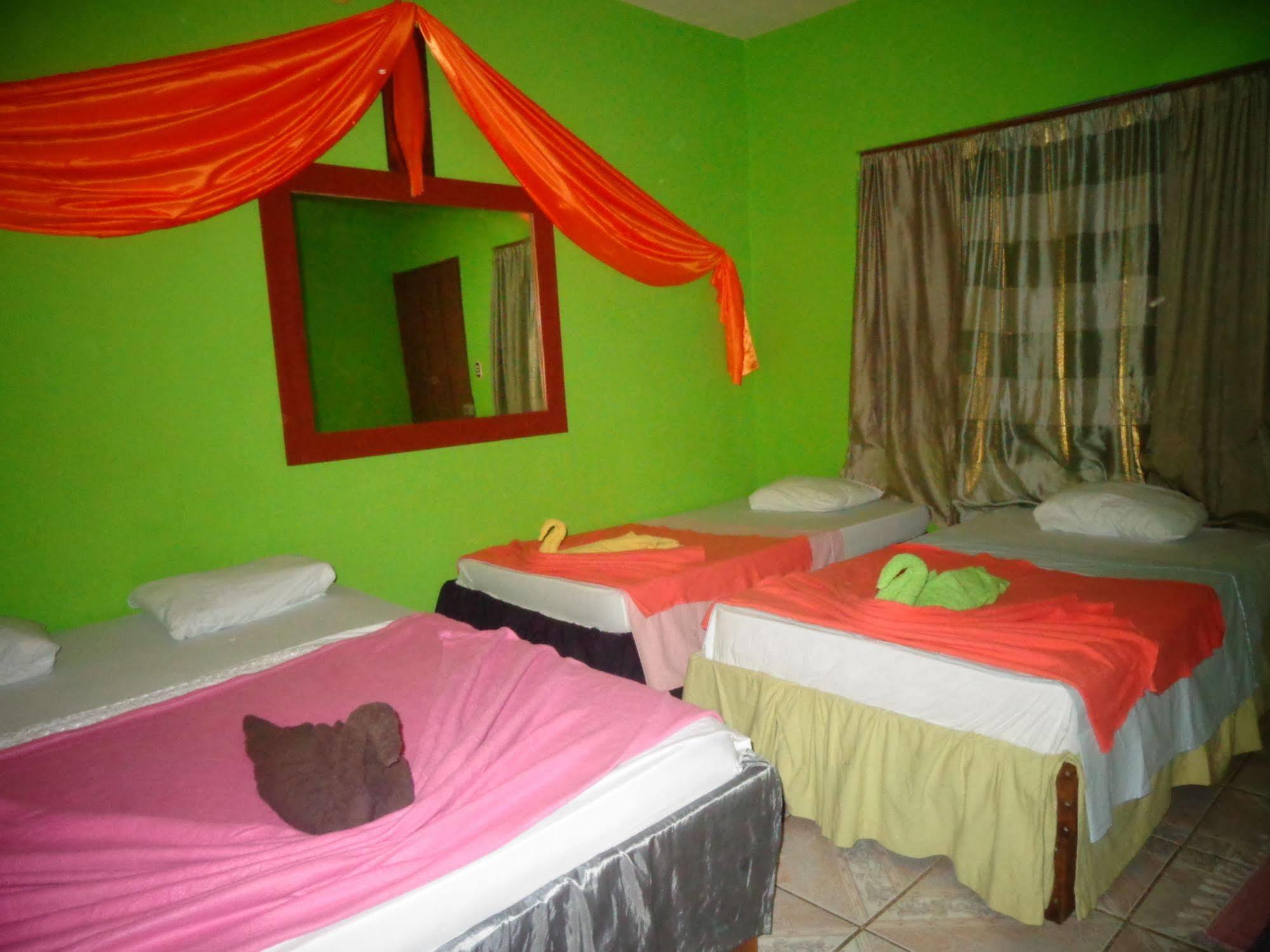 Cabinas Natural * Tortuguero