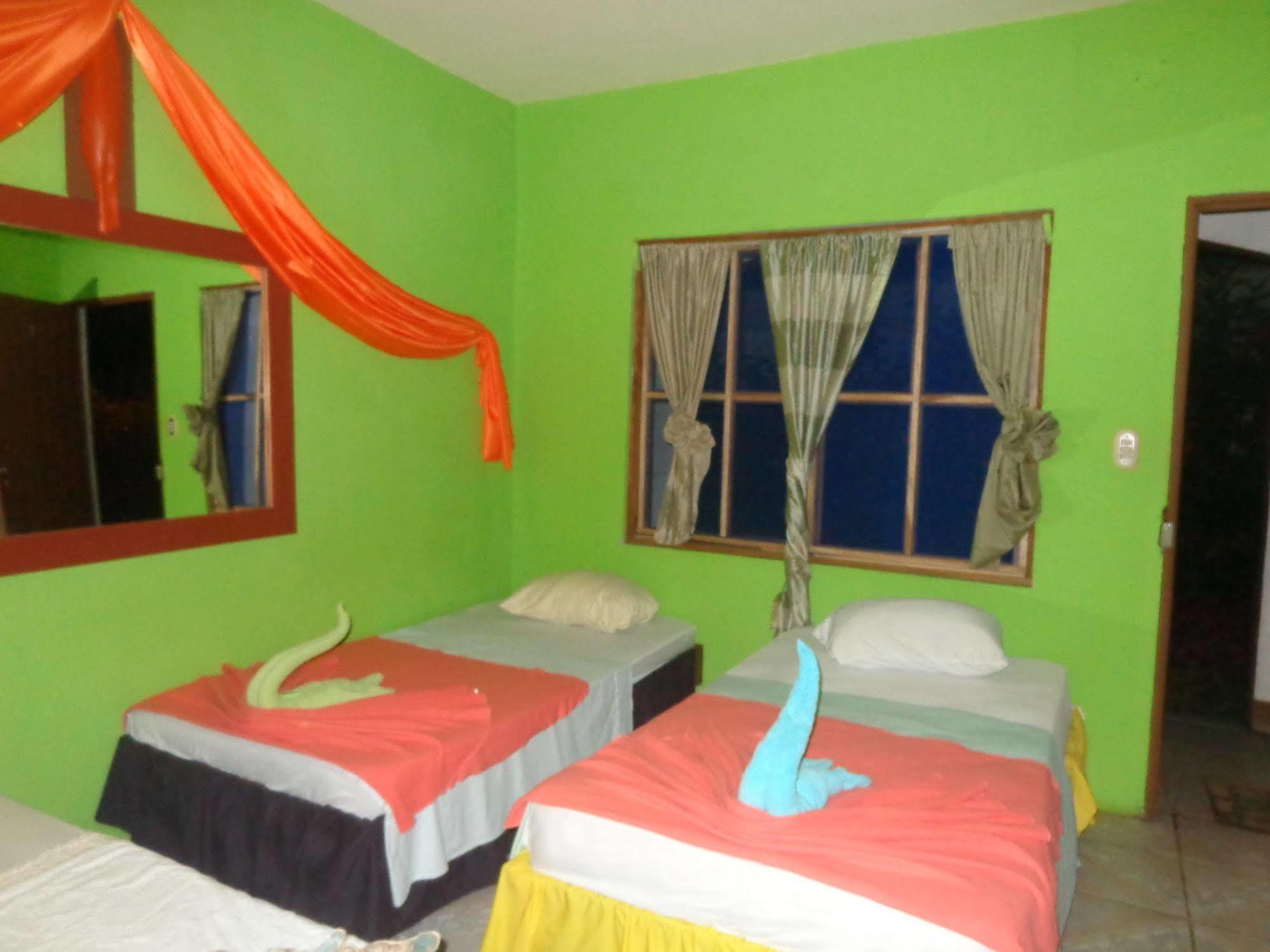 Cabinas Natural * Tortuguero