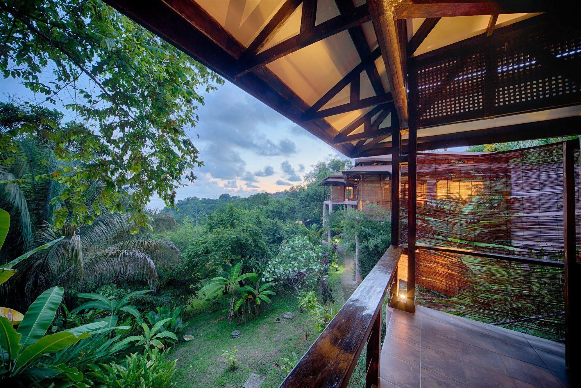 Tiki Rainforest & Hotel 3*
