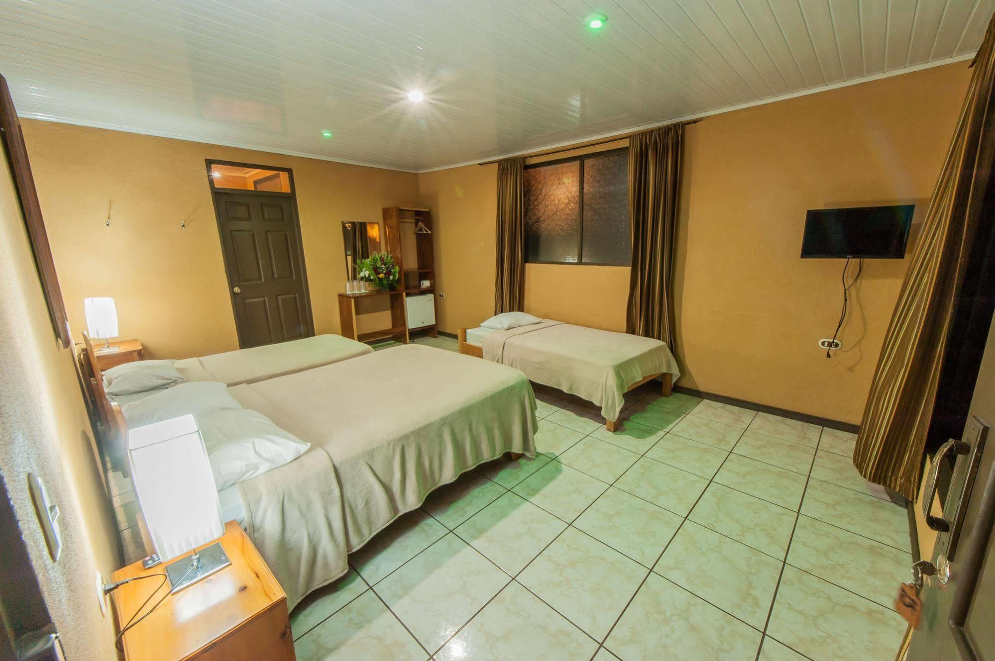 Cabinas Eddy Bed & Breakfast 2*