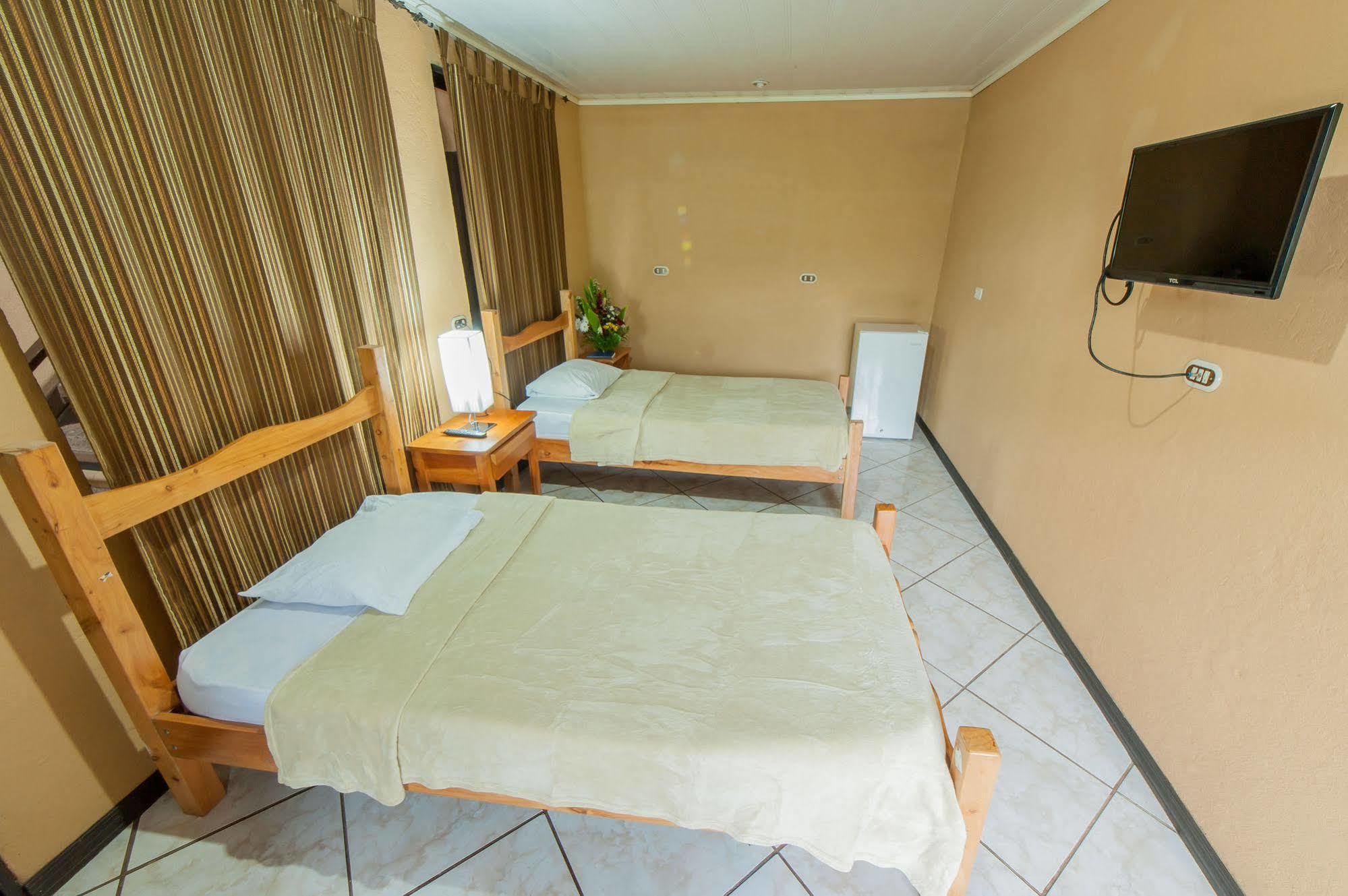 Cabinas Eddy Bed & Breakfast 2*