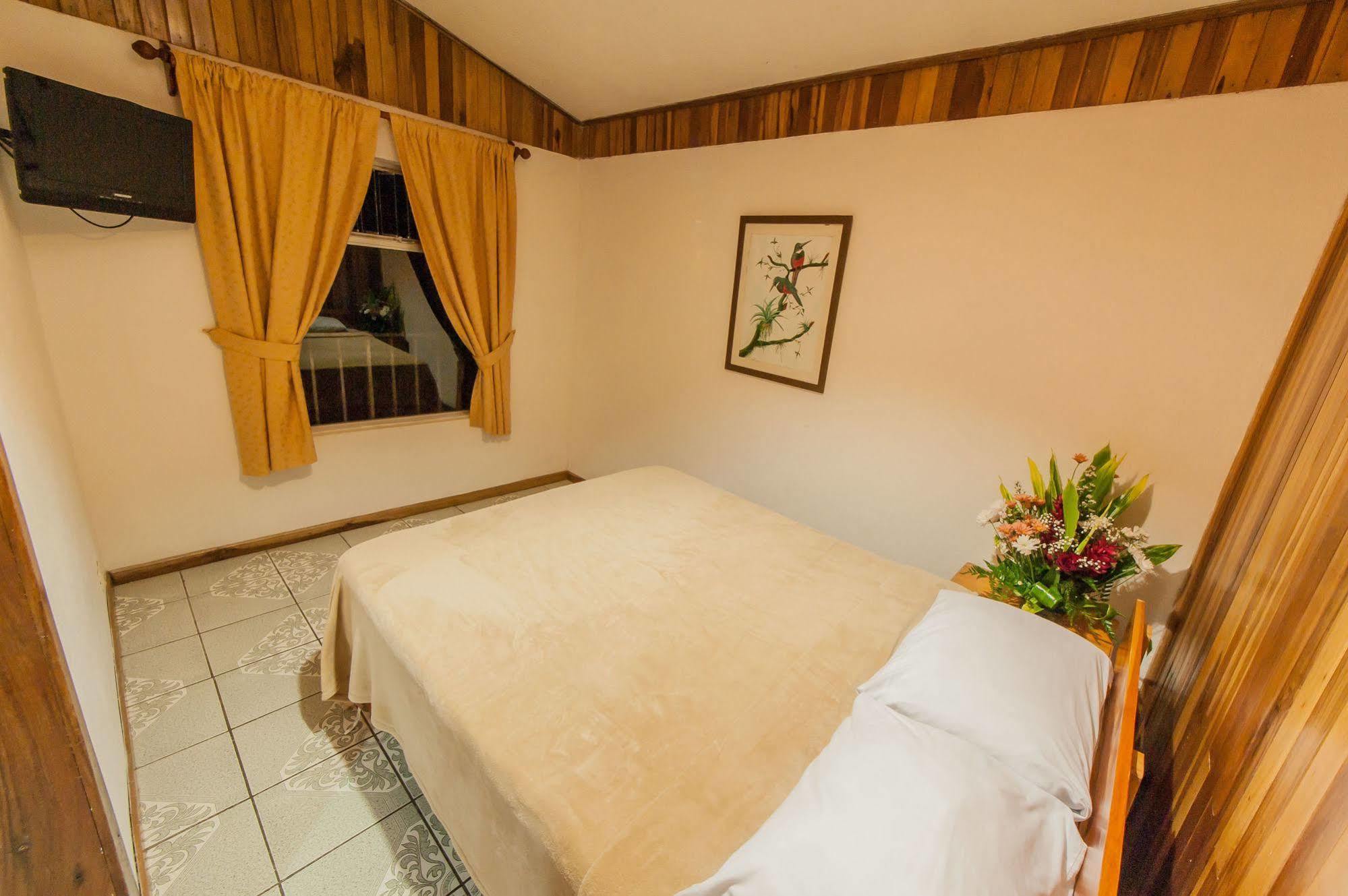 Cabinas Eddy Bed & Breakfast