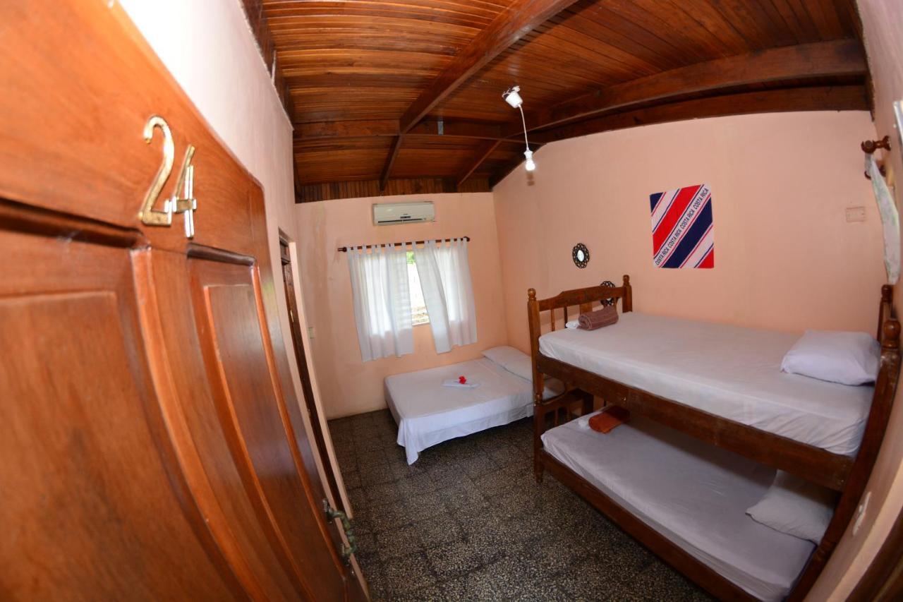 Tsunami Hostel *