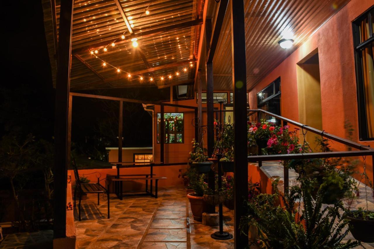 Cabinas Eddy Bed & Breakfast 2*