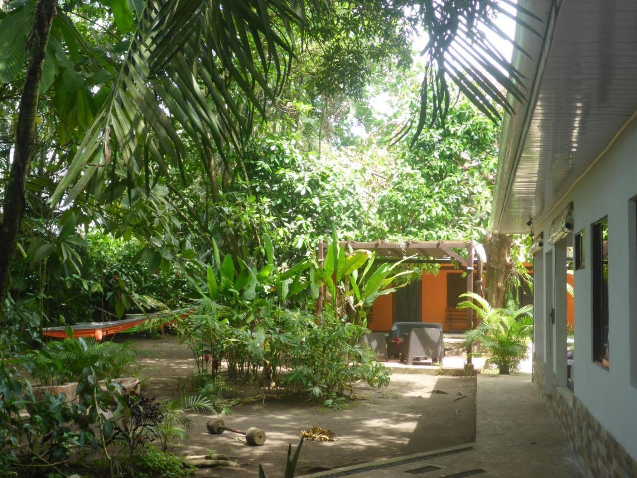 Hostel Aracari Garden