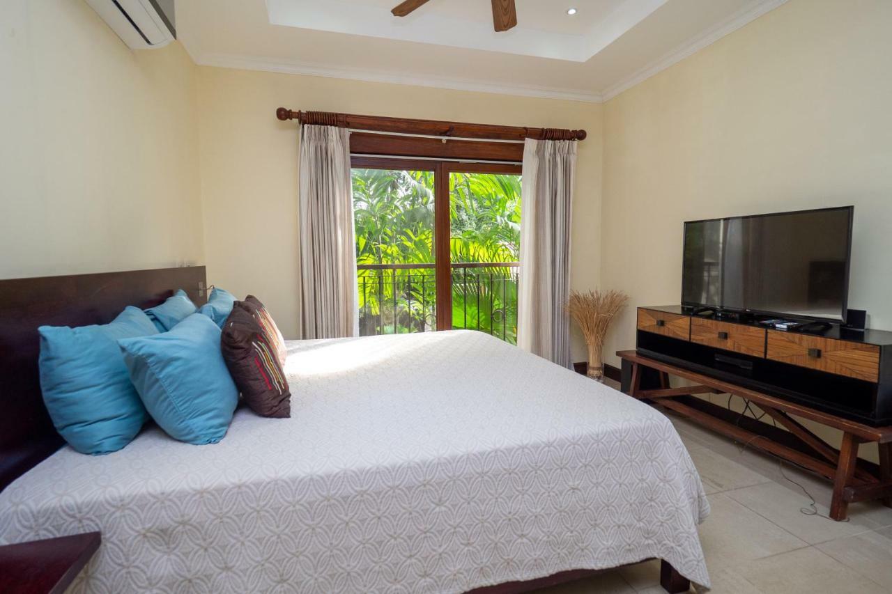 Luxury Pool View Access - M16 Apartment