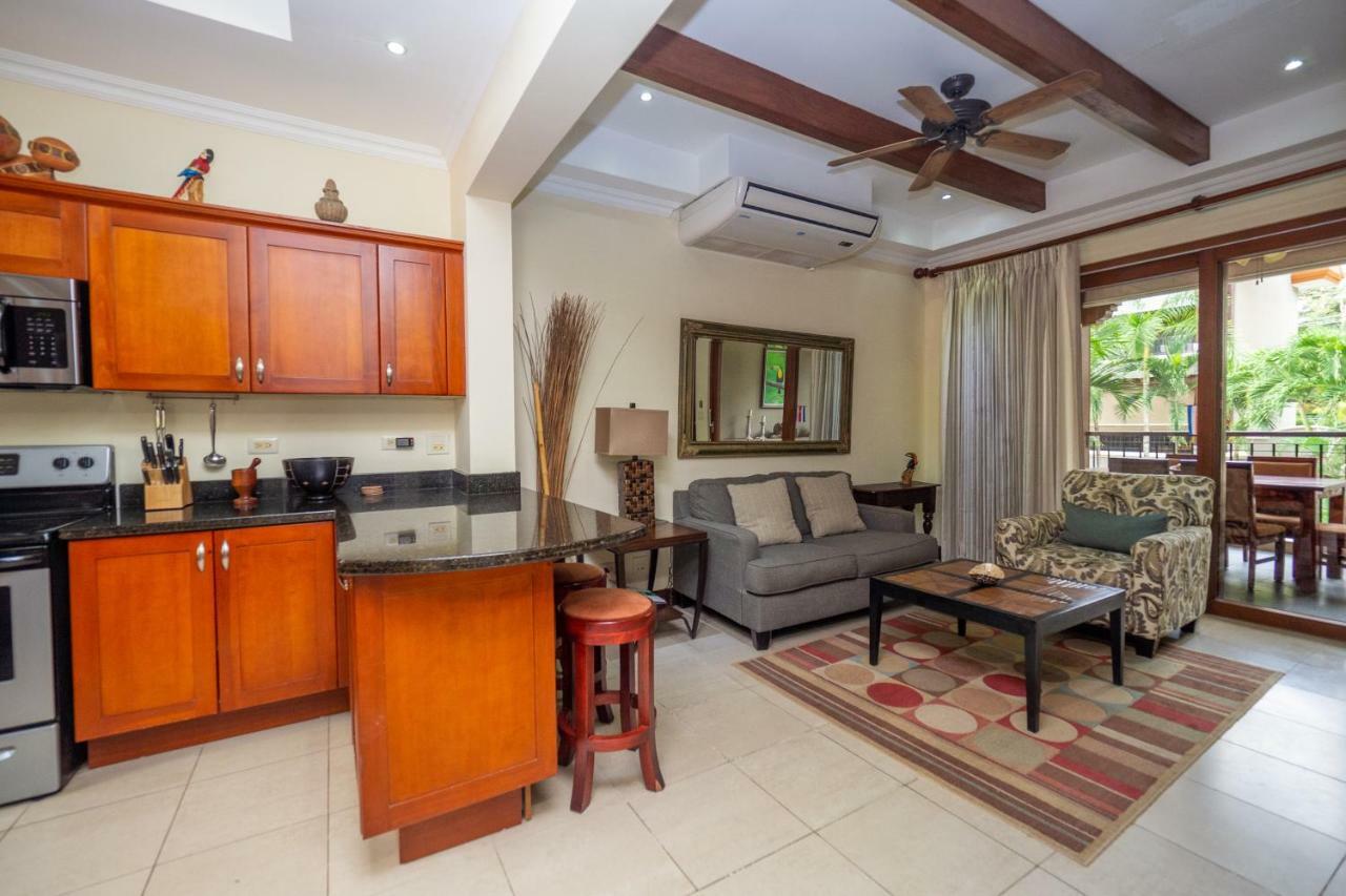 Luxury Pool View Access - M16 Apartment
