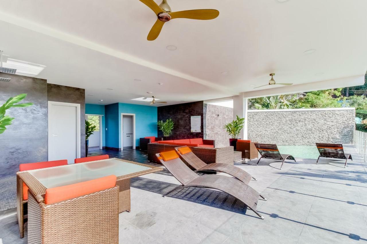 Sunset Blvd 402 *
