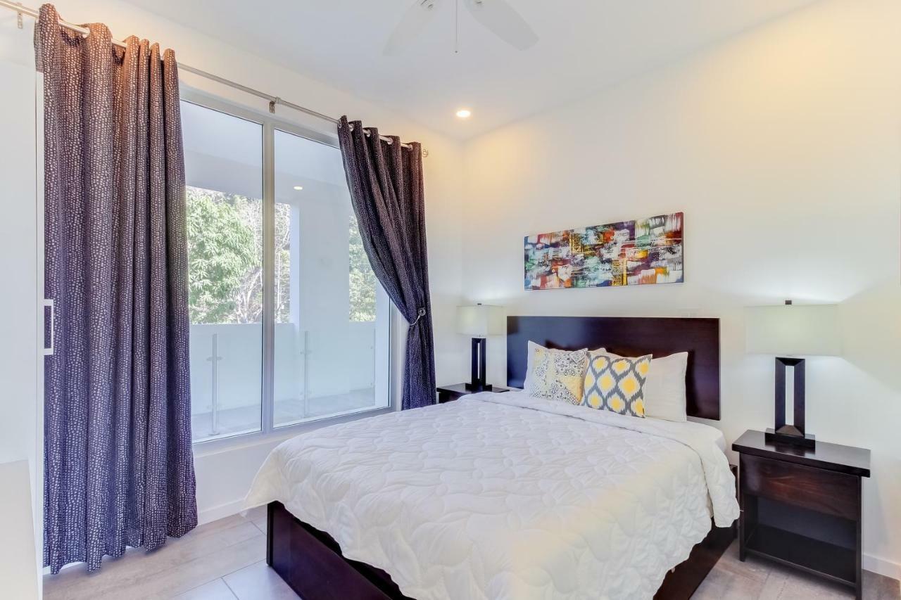 Sunset Blvd 402 *