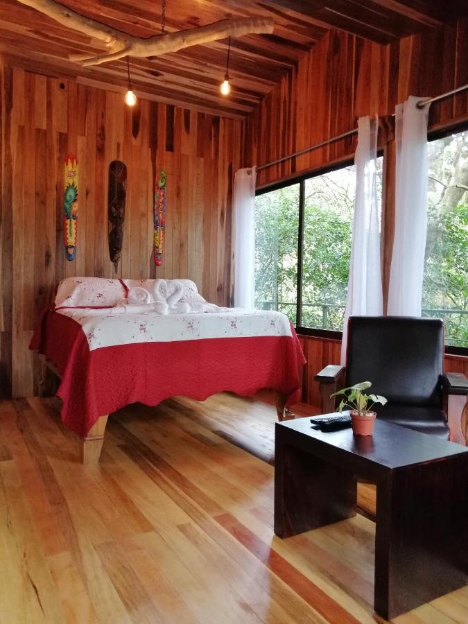 Lodge Jungle Living Tree *