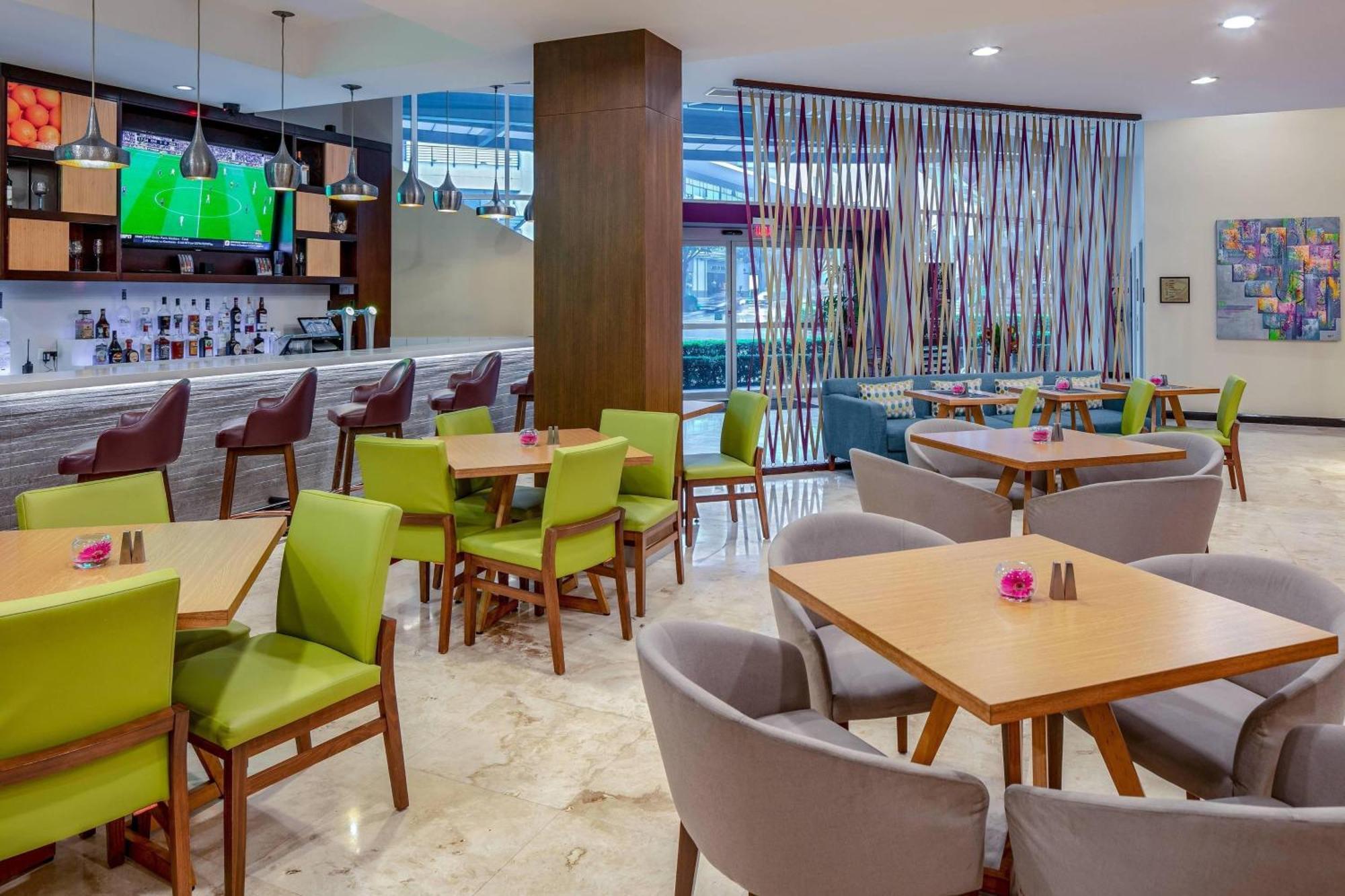 Hotel By Marriott Escazu