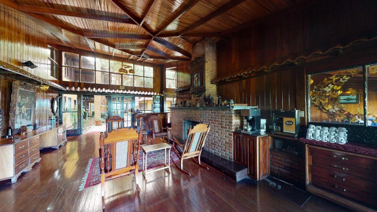 Arenal Lodge *