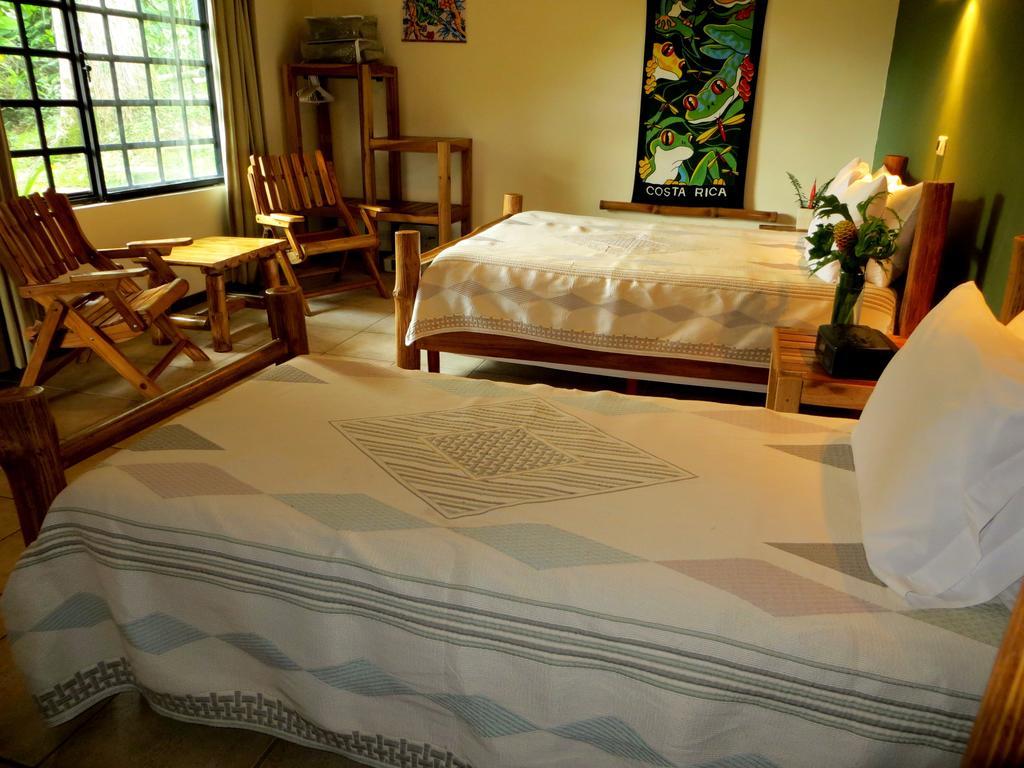 Pura Vida Bed & Breakfast Alajuela