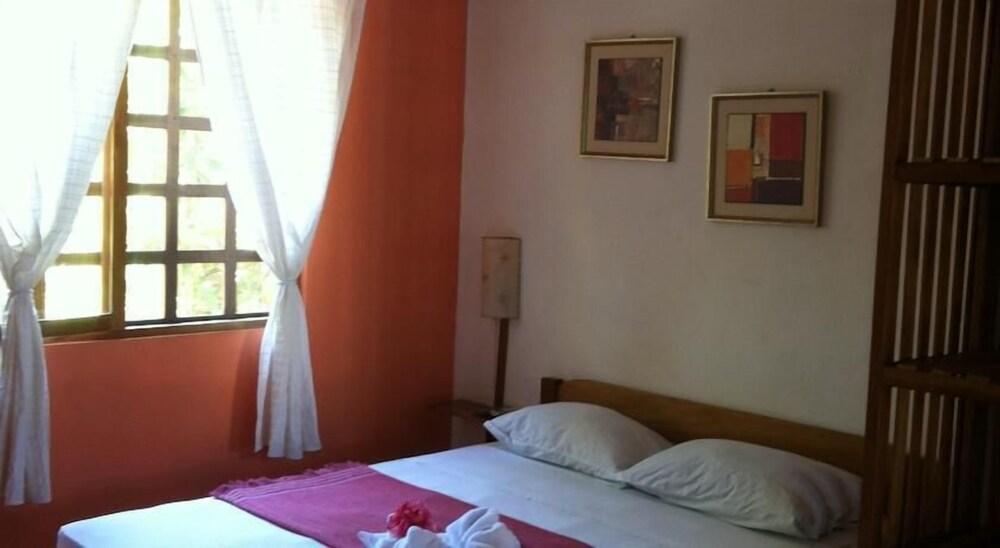 Cabinas El Colibri 3*