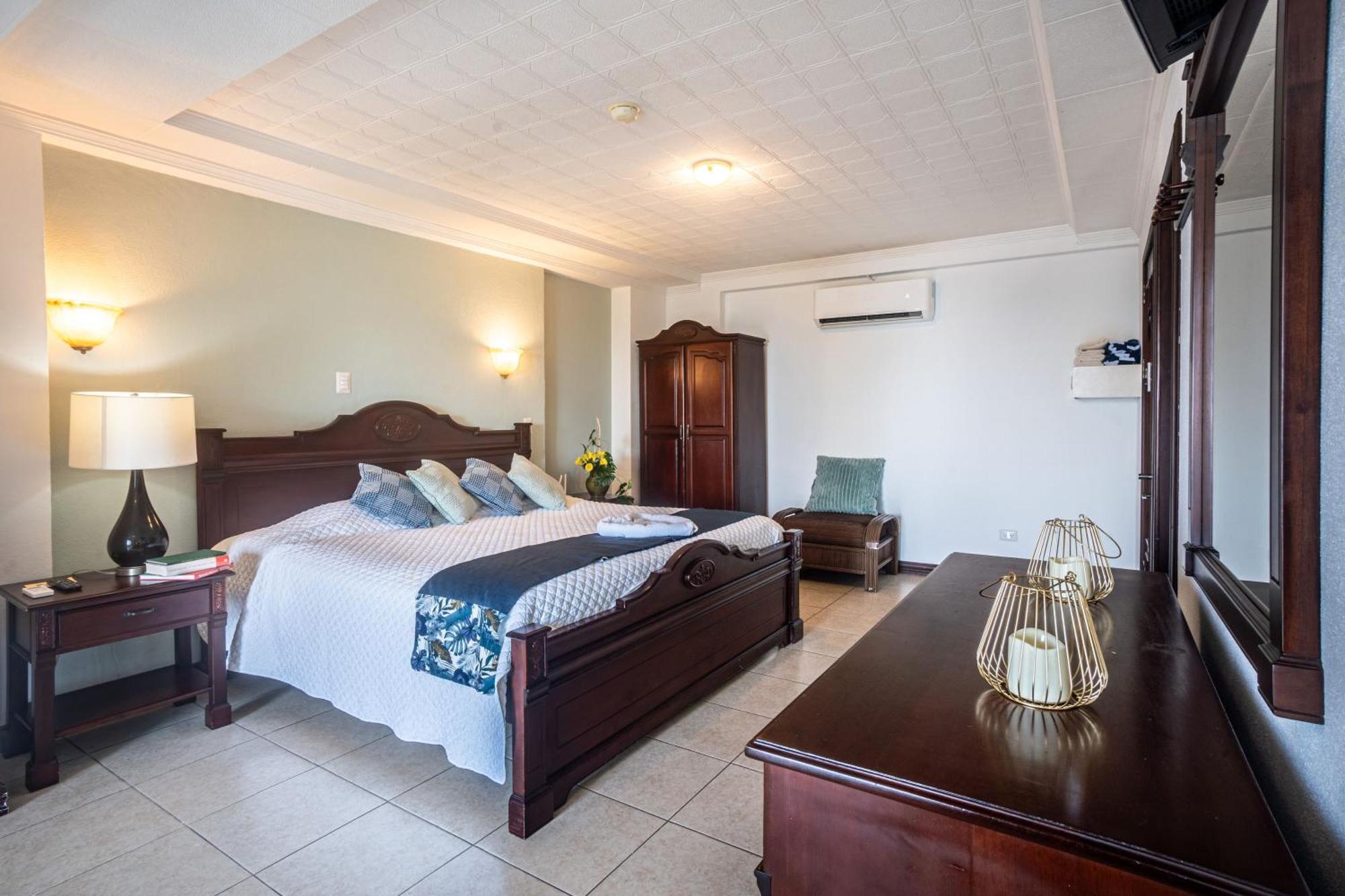 Paradise Front Hotel