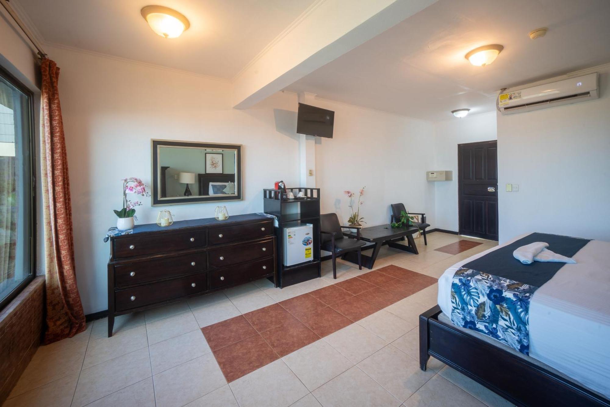 Paradise Front Hotel