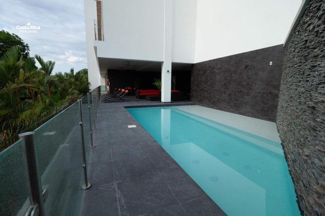 Sunset Boulevard Beachfront Apartment *