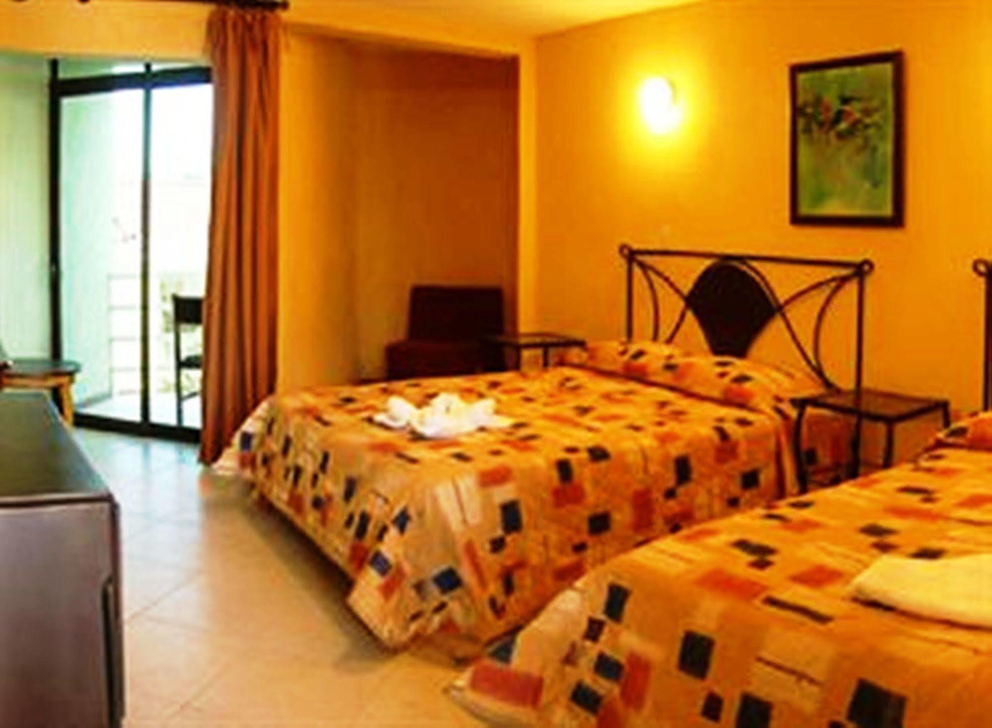 Paradise Front Hotel